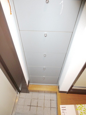 Entrance.  ☆ There cupboard ☆