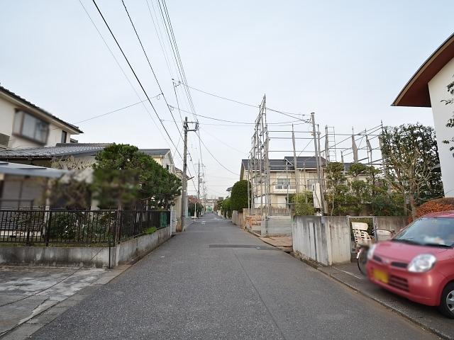 Local photos, including front road. Contact road situation