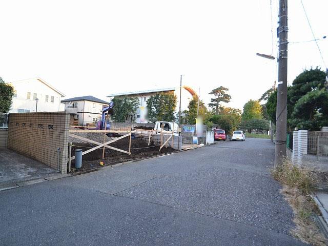 Local photos, including front road. Contact road situation