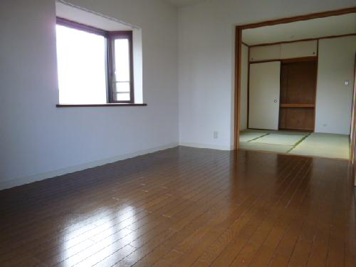 Other room space. It is a photograph of the corner room