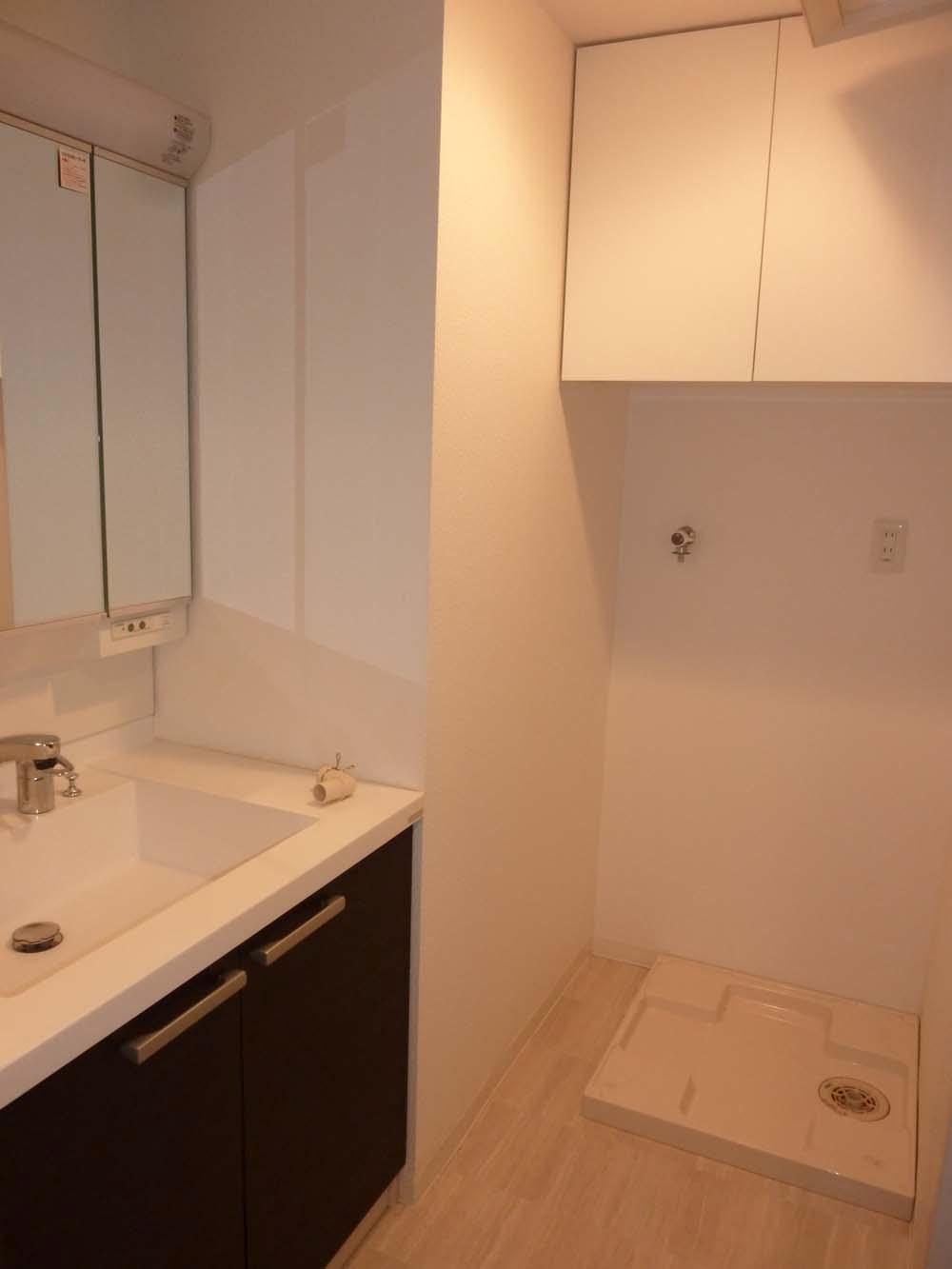 Wash basin, toilet. Is a good washroom a clean, easy to use.