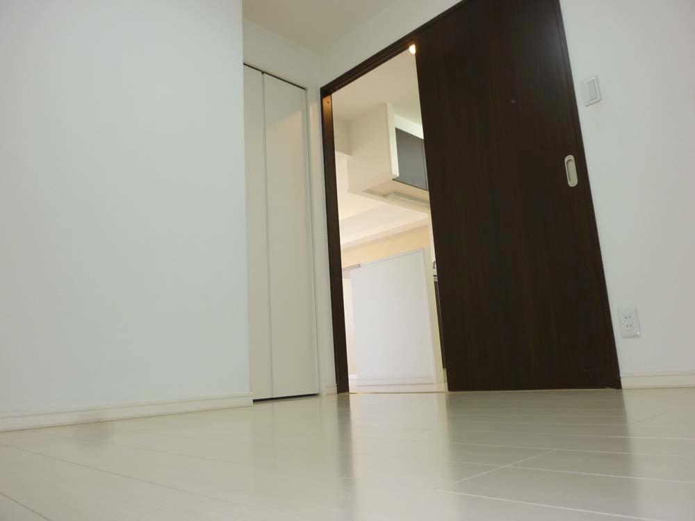 Non-living room. The white floor, Joinery of dark brown can be very modern and directing stylish rooms.