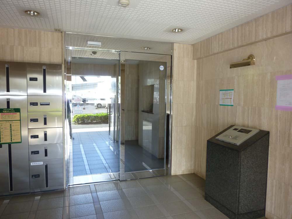 Entrance. Janitor is, Is the entrance to us to always clean. It is safe for women of dwelling units in the auto-lock.