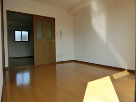 Living and room. 6 Pledge Western-style room is south-facing