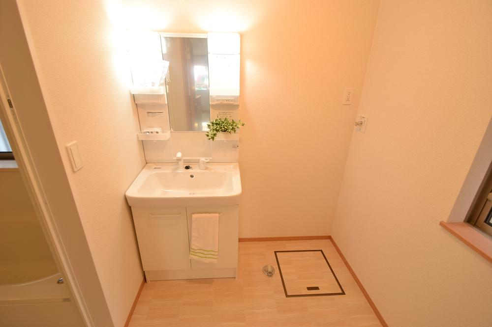 Wash basin, toilet. Indoor (11 May 2013) Shooting