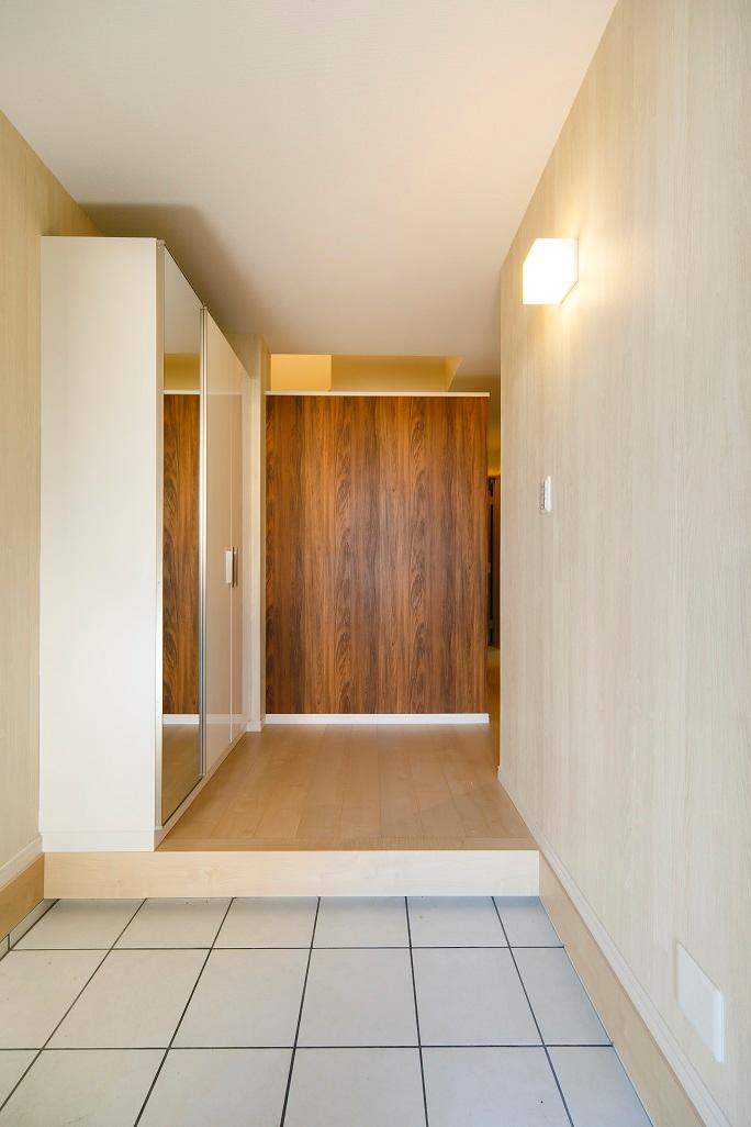 Entrance. Local (12 May 2013) Shooting Entrance hall, we have spacious. It is also safe when visitors often. Shoe box is also safe home shoes is often in large. In addition we have also attached a full-length mirror on the door.