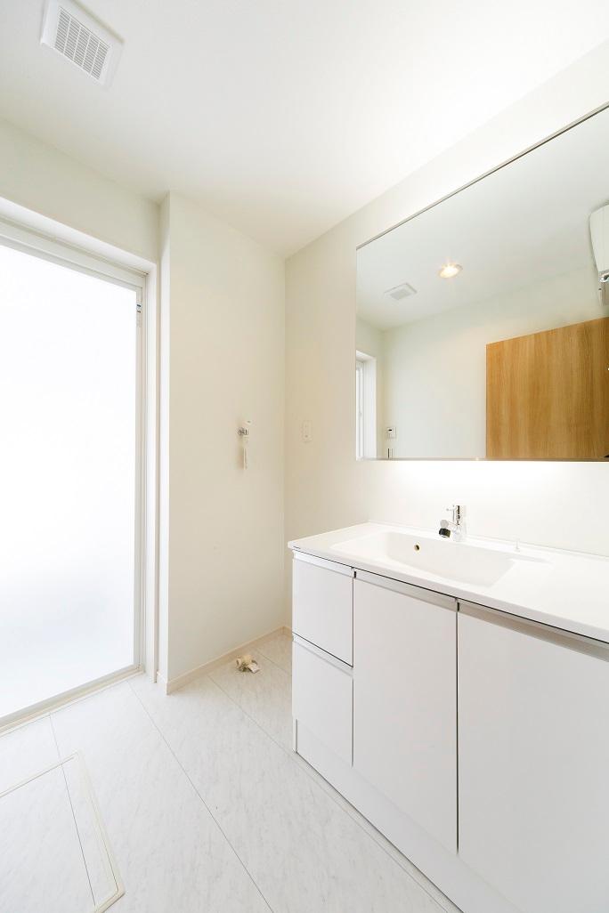 Wash basin, toilet. The bottom of the room (12 May 2013) shooting vanity mirror, We have established the indirect lighting. It has become a nice wash basin with atmosphere.