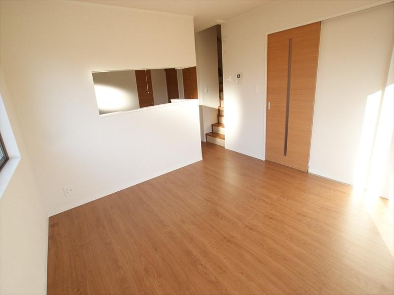 Living. <C Building> Living the bright sunshine is shine in is a popular cafe style