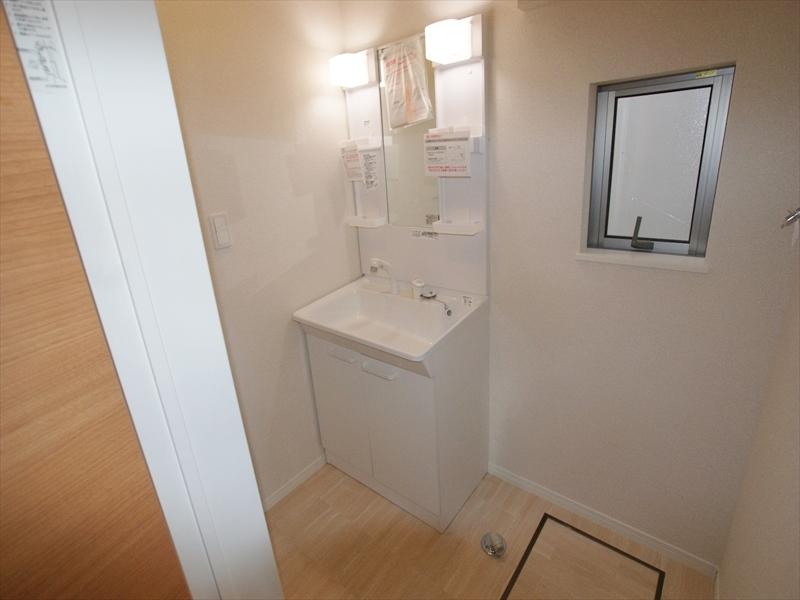 Wash basin, toilet. <C Building>