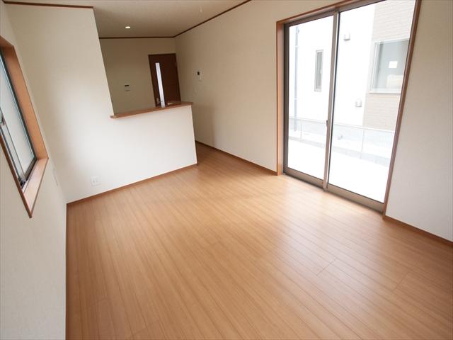 Living. <Building 2> Living the bright sunshine is shine in is also impetus conversation with family in the popular cafe style. 