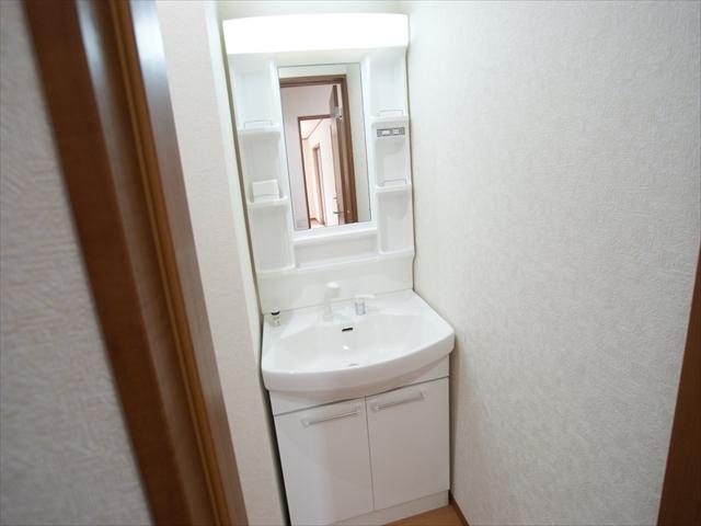 Wash basin, toilet. <Building 2>