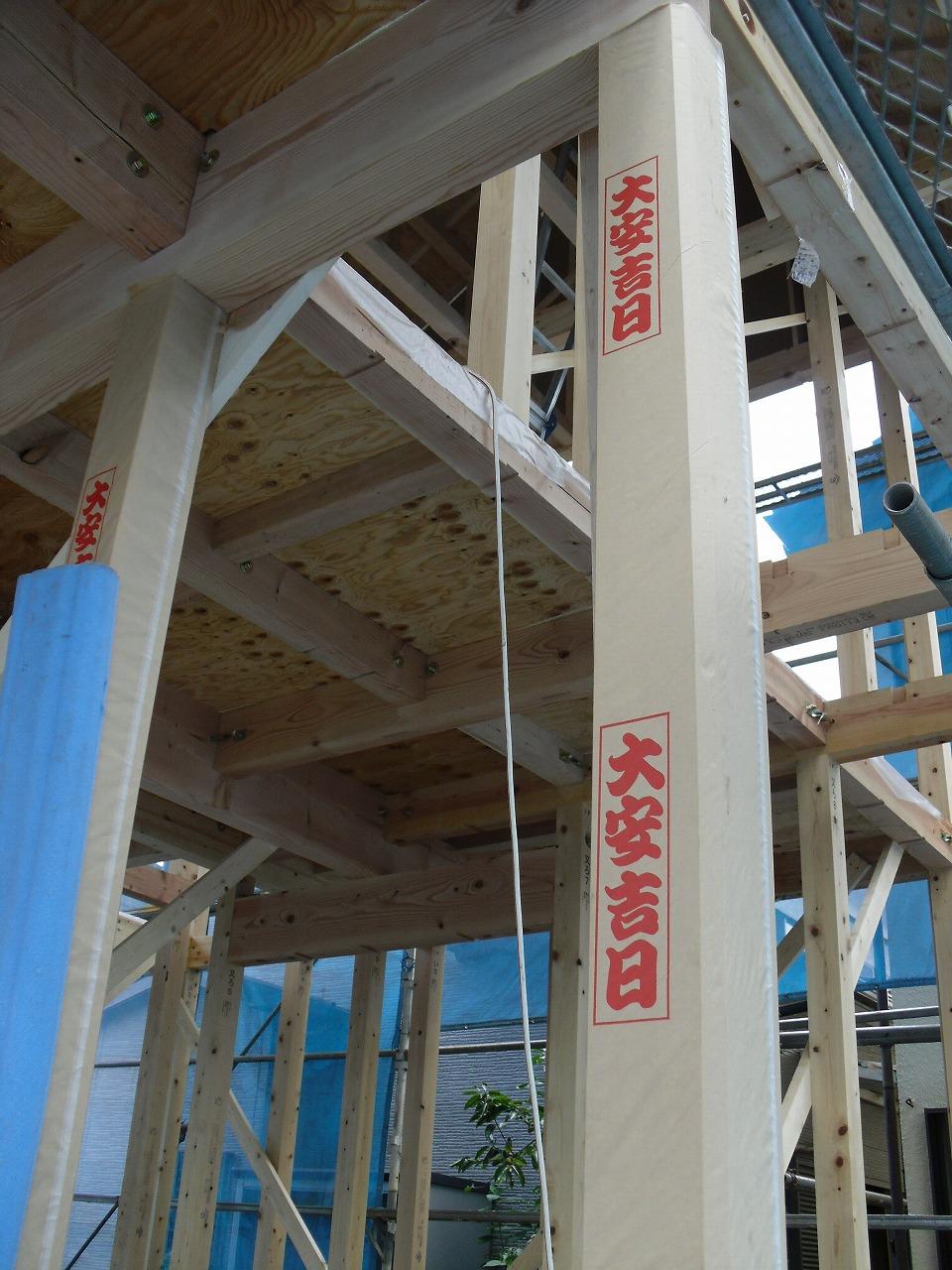 Local appearance photo. It has decided the building completion of framework. Local (August 2013) Shooting