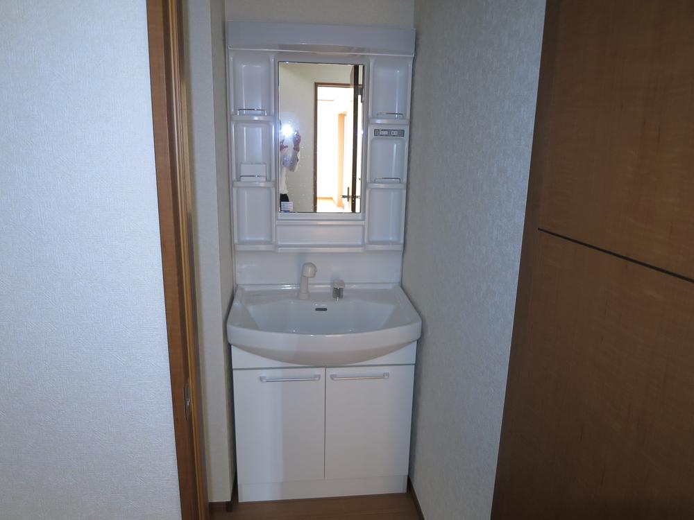 Wash basin, toilet. Local (12 May 2013) Shooting