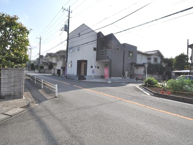 Local photos, including front road. Contact road situation