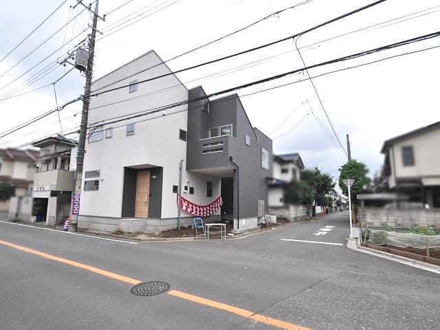 Local photos, including front road. Contact road situation