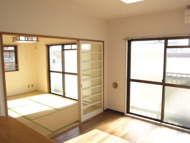 Living and room. DK and Japanese-style room to see over the counter