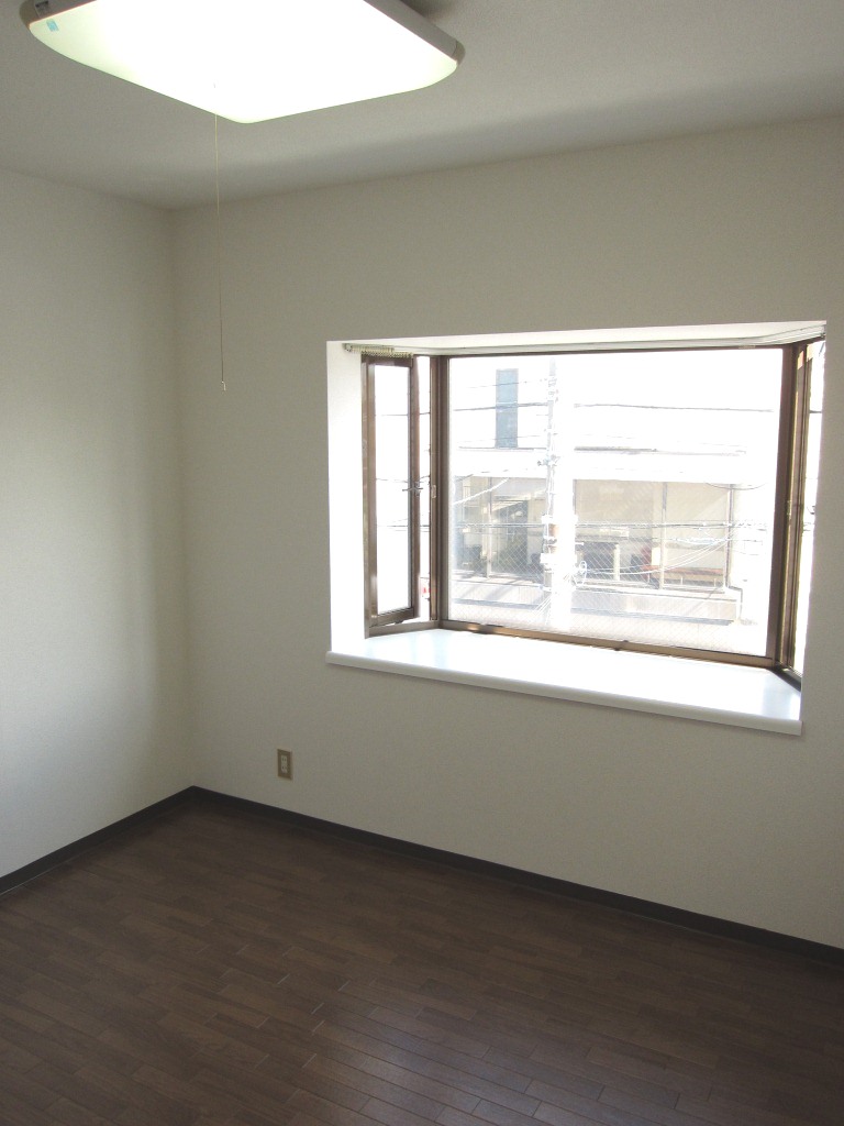 Living and room. There is a bay window is on the north side Western-style room!