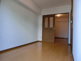 Living and room. 5 Pledge Western south room