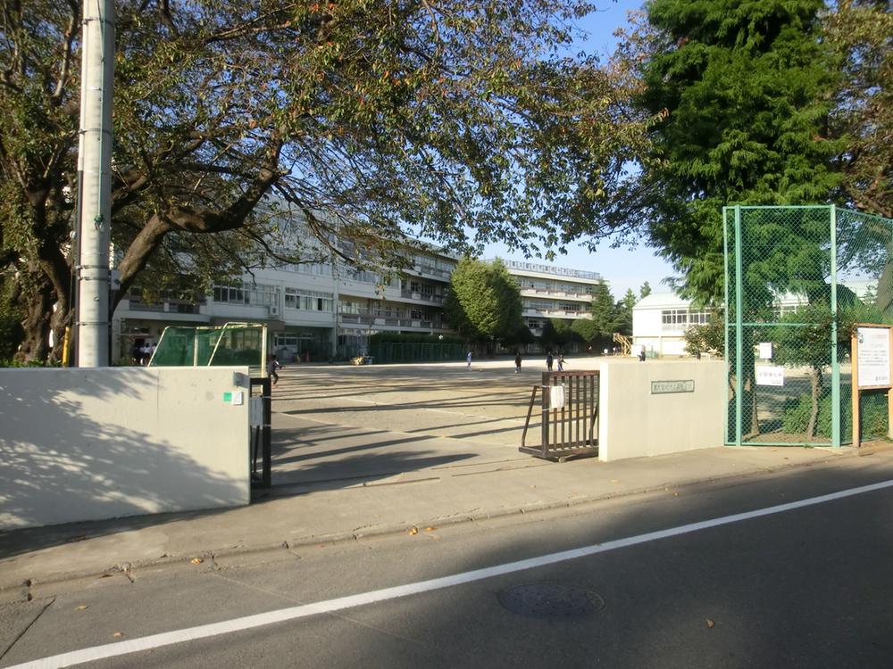 Junior high school. Higashi Kurume City Minami until junior high school 720m