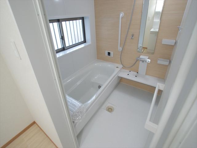 Bathroom. <Building 2 bathroom> Loose is the bathroom size