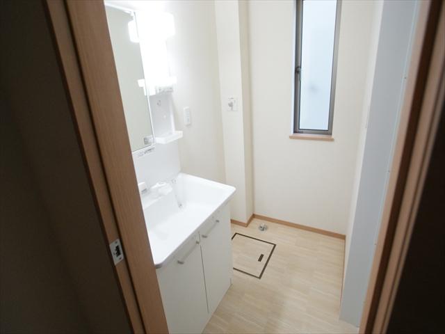 Wash basin, toilet. <Building 2 washroom>