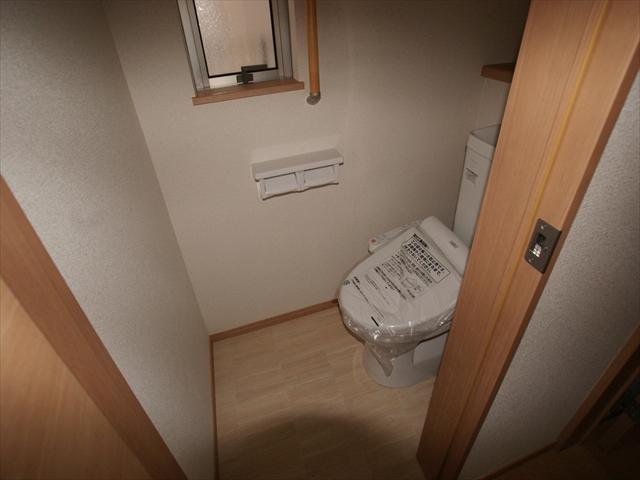 Toilet. <2 Building toilet>