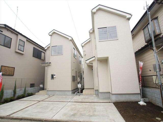 Local photos, including front road. Handy with loft for storage. 