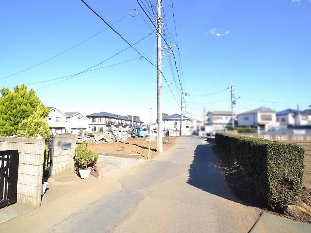 Local photos, including front road. Higashikurume Shimozato 5-chome, contact road situation 2013 / 11 / 19 shooting