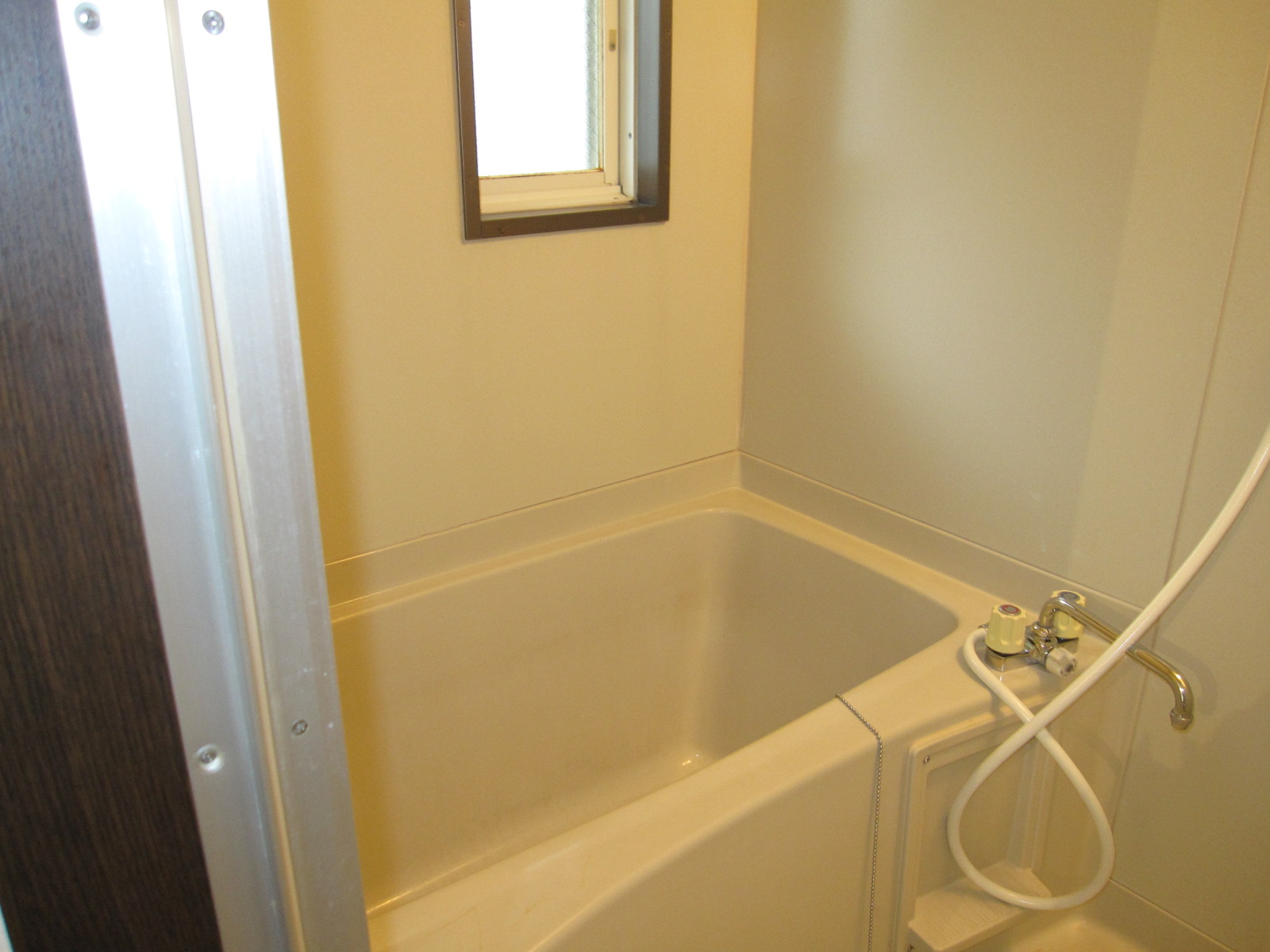 Bath. unit bus, Hot water supply