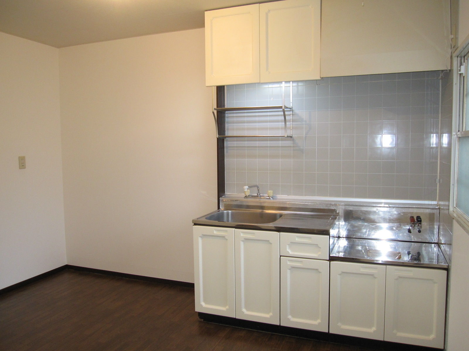 Kitchen. Easy to move the kitchen