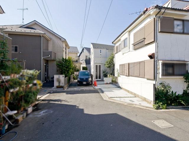 Local photos, including front road. Contact road situation