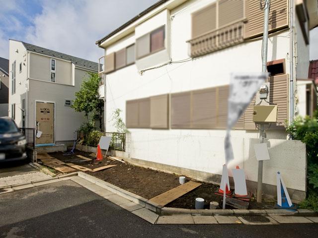 Local appearance photo. During construction (photo far left)