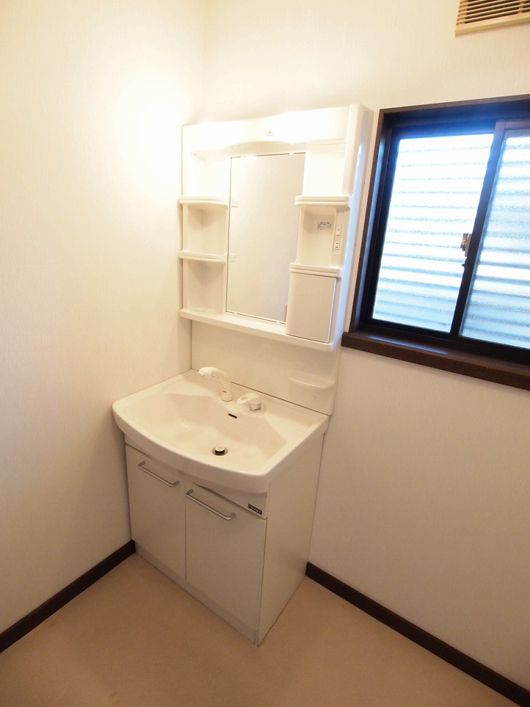 Washroom. Independent wash basin There are three places