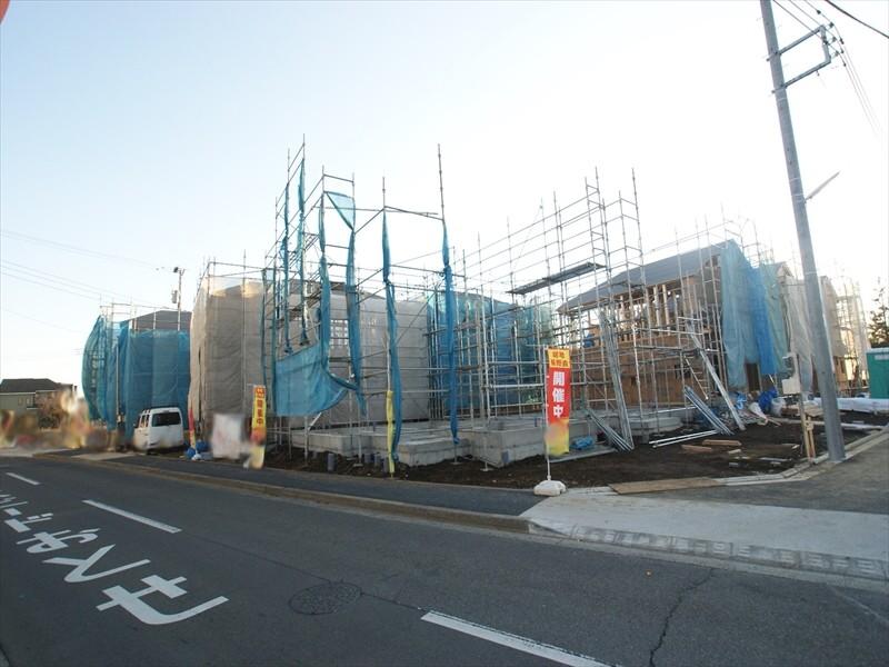 Local photos, including front road. All 18 buildings of large-scale development subdivision. There is a large shopping center "Kurune" to your local, Shopping is convenient.