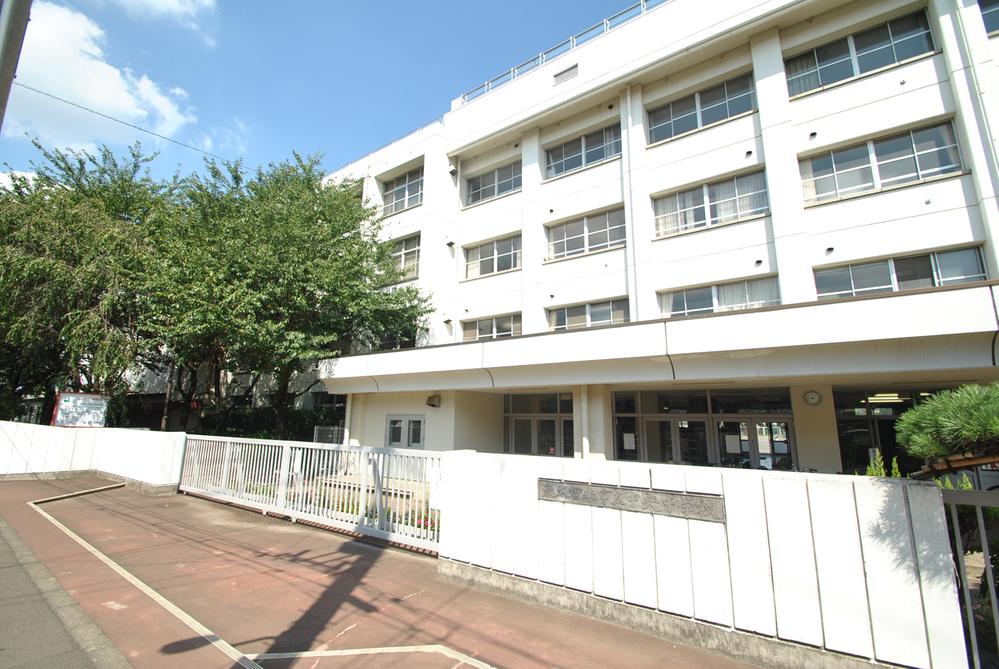 Junior high school. 660m to the center junior high school