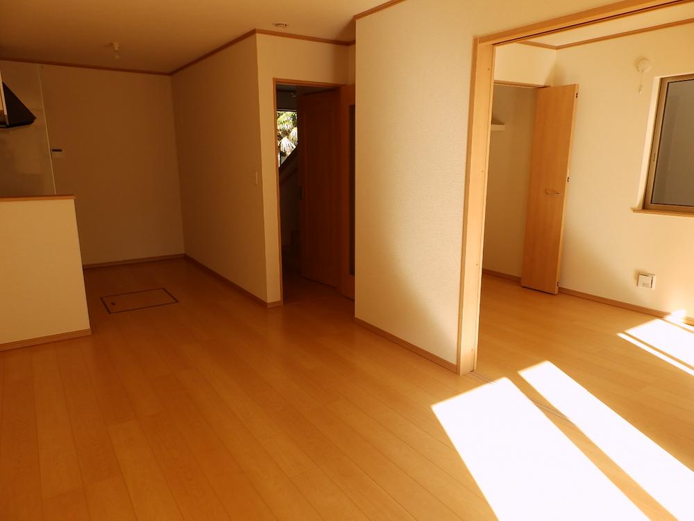 Living. Indoor (11 May 2013) Shooting Also there is enough space at the dining table and sofa set