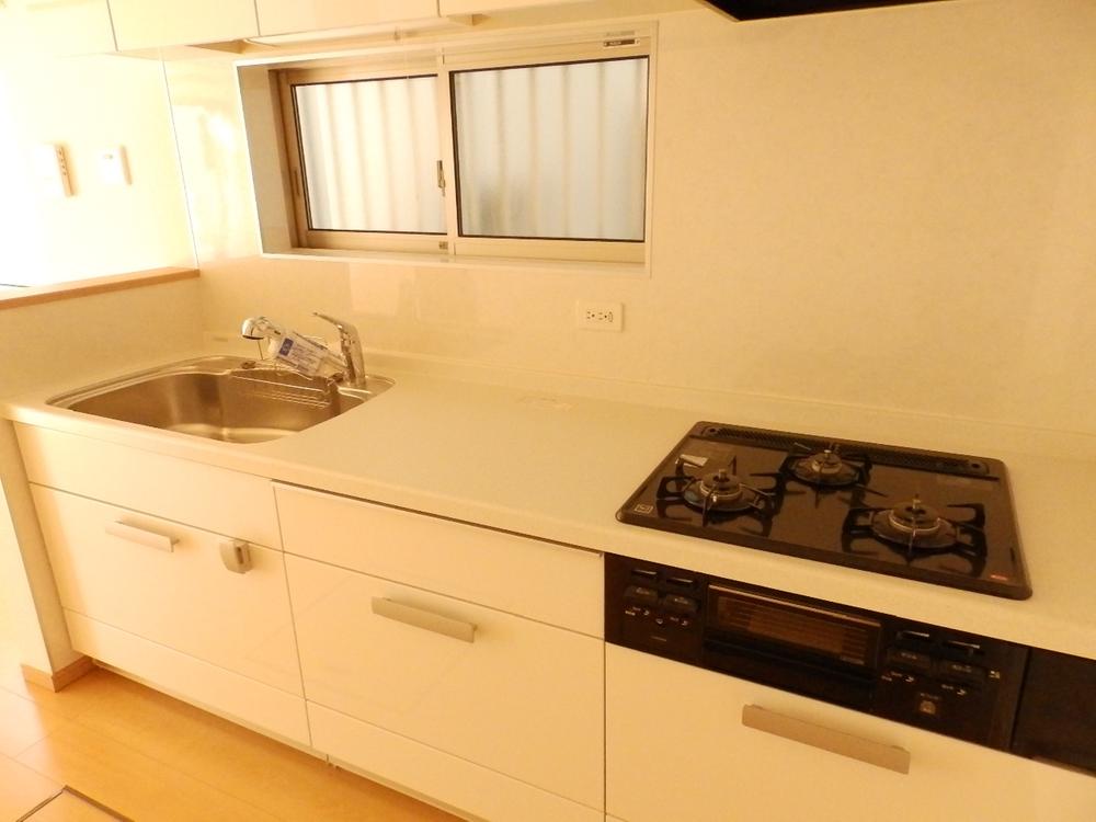 Kitchen. Indoor (11 May 2013) Shooting System kitchen with easy-to-use floor storage