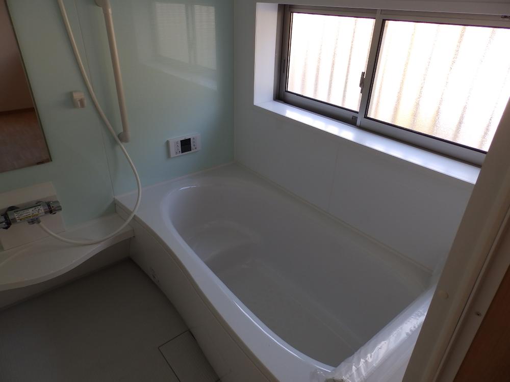 Bathroom. Indoor (11 May 2013) Shooting Bathroom with a window is loose because it is spacious Hitotsubo type