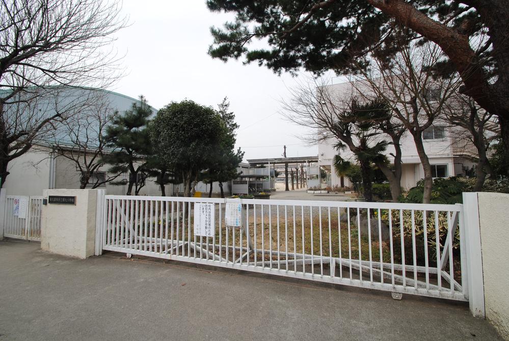 Primary school. Ninth to elementary school 890m