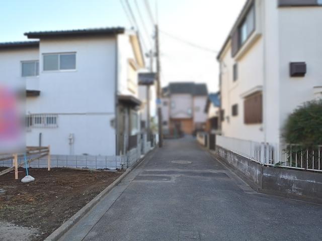 Local photos, including front road. Contact road situation