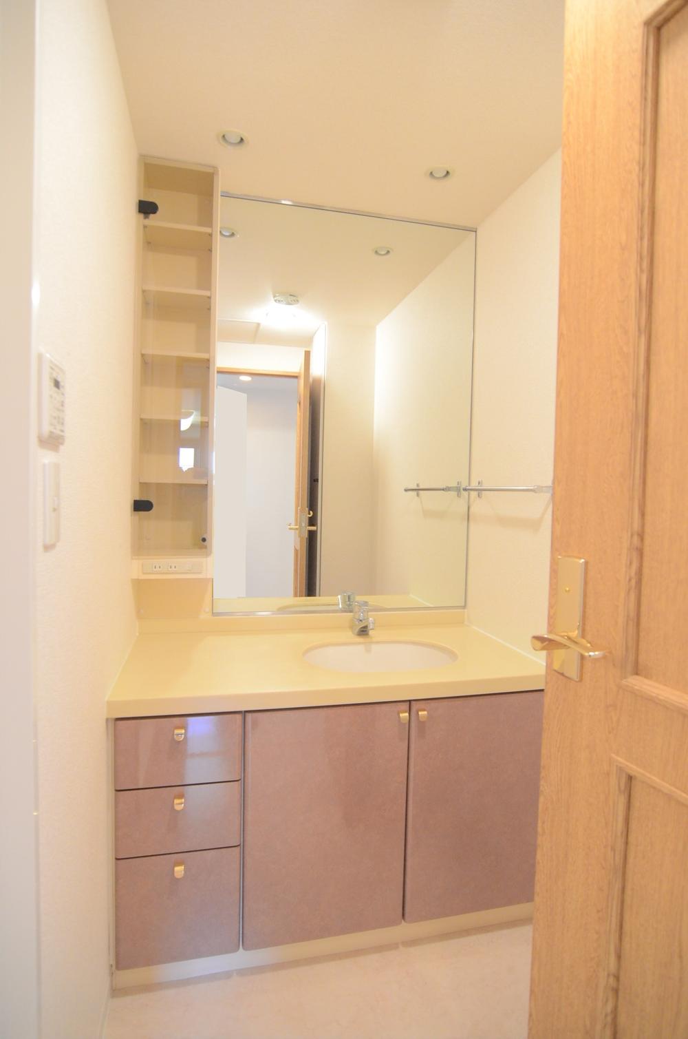 Wash basin, toilet. Indoor (11 May 2013) Shooting