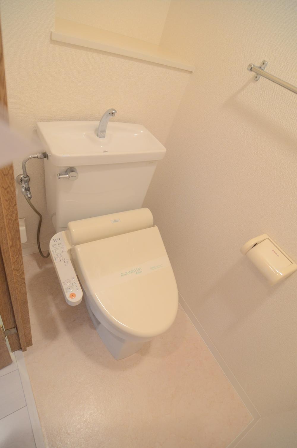 Toilet. Indoor (11 May 2013) Shooting