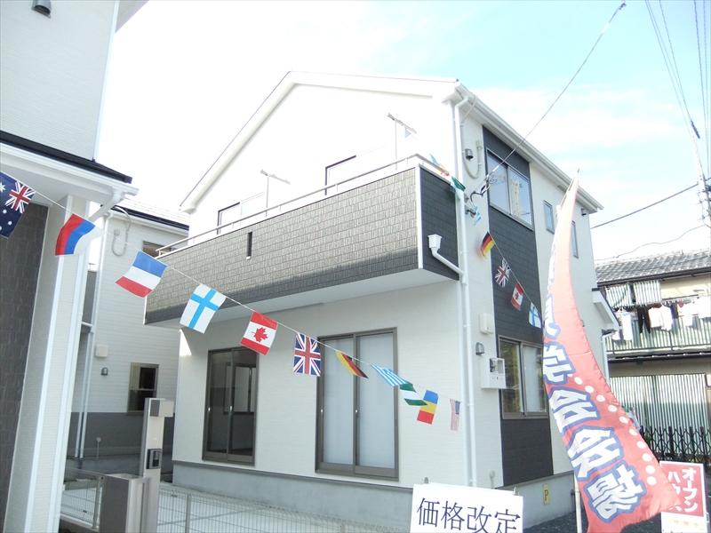 Local appearance photo. Building 2