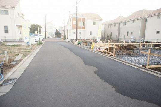 Local photos, including front road. Frontal road