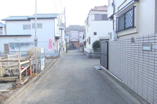 Local photos, including front road. Frontal road