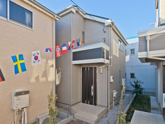 Local photos, including front road. Local (12 May 2013) Shooting