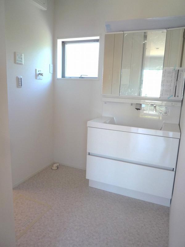 Wash basin, toilet. Indoor (10 May 2013) Shooting