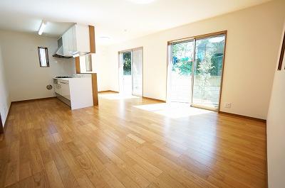 Living. Local (10 May 2013) Shooting Well is bright LDK the sun enters from the south. From the living room and spacious, And the south side of your garden, Green borrowed landscape is Masu fun Me of adjacent land. 