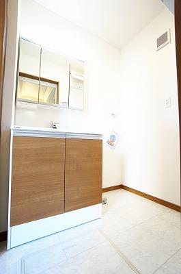 Wash basin, toilet. Local (10 May 2013) Shooting