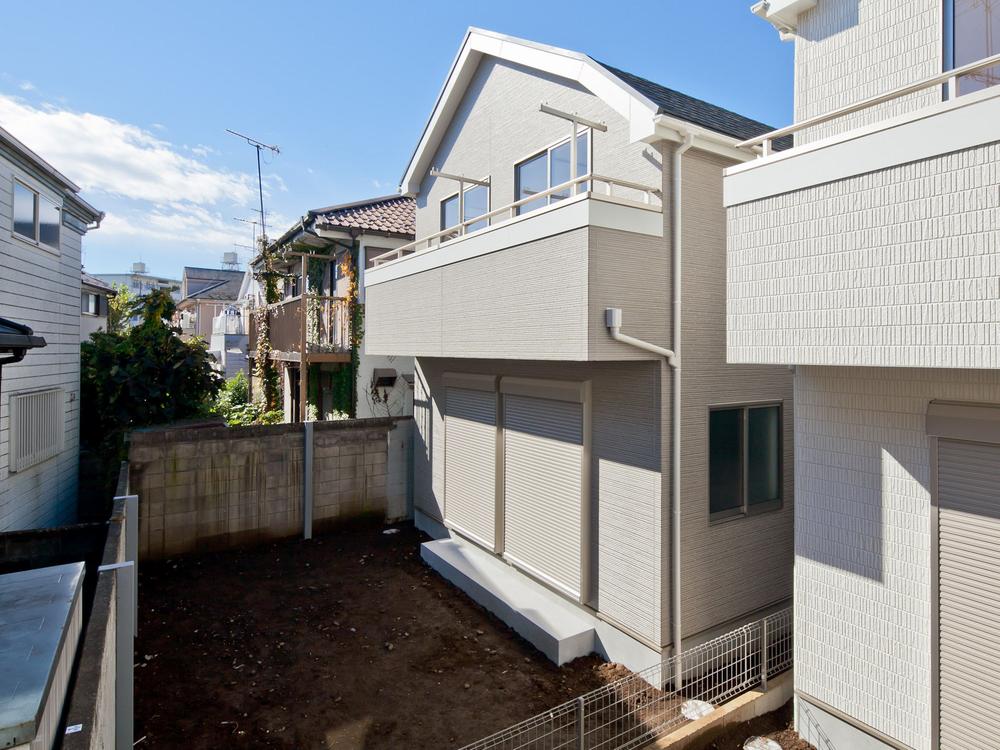 Local photos, including front road. Indoor (11 May 2013) Shooting